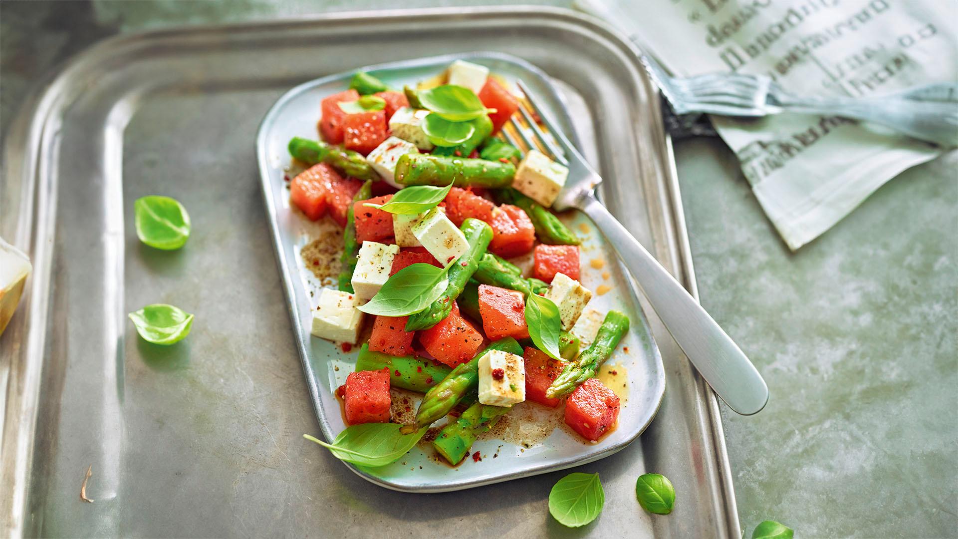 Grüner Spargelsalat mit Wassermelone und Feta