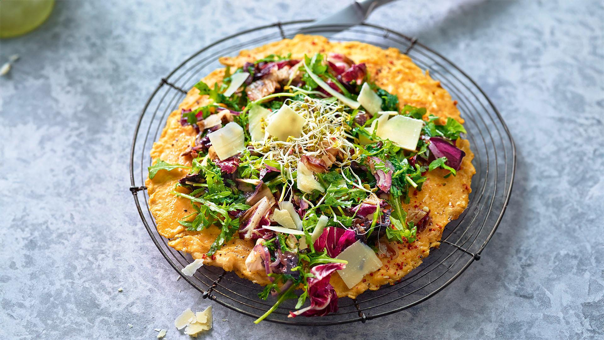 Omelette mit Radicchio, Rucola und Parmesanspänen